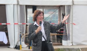 Regina Burchardt, Chefin des lokalen Vertriebsteams von Zum Glück Bötzow, beim Baufest am 2.9.2021