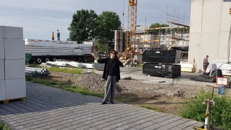 Regina Burchardt auf der Baustelle in Bötzow