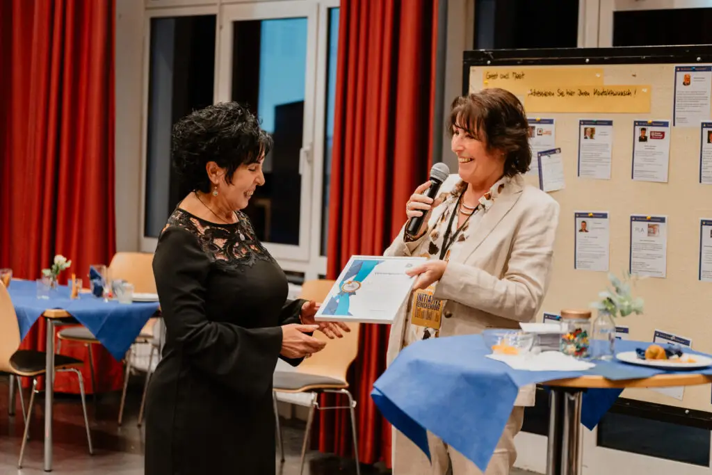 Neues Ehrenmitglied der Initiative Reinickendorf: Bezirksbürgermeisterin Emine Demirbüken-Wegner (links) erhielt die Urkunde von der Initiative-Vorsitzenden Regina Burchardt. ©Janin Jeske/lemonlume
