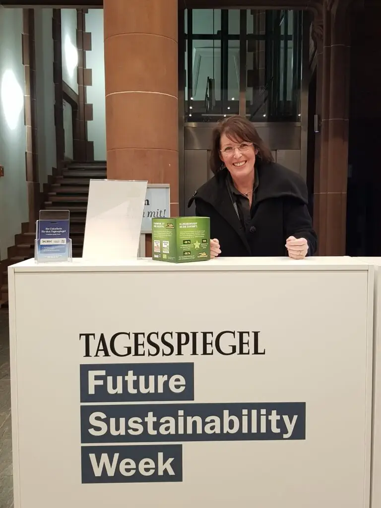 Geschäftsführerin Regina Burchardt von Burchardt Immobilien am Infostand der Tagesspiegel Future Sustainability Week in Berlin.