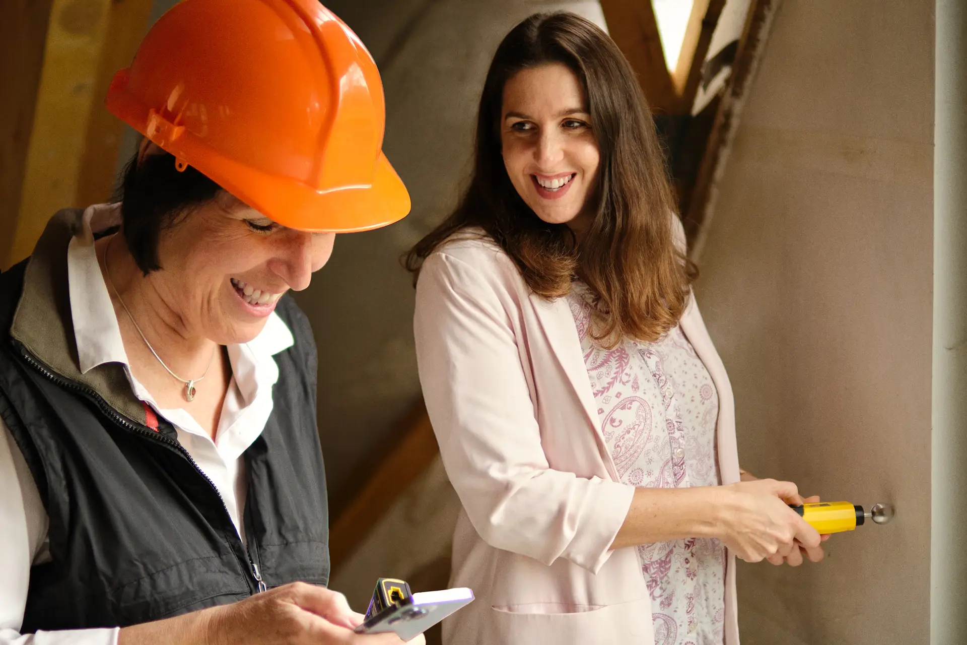 Energieberaterin und Immobilienmaklerin von Burchardt Immobilien bei einer professionellen Vor-Ort-Hausbewertung in Berlin und Brandenburg.