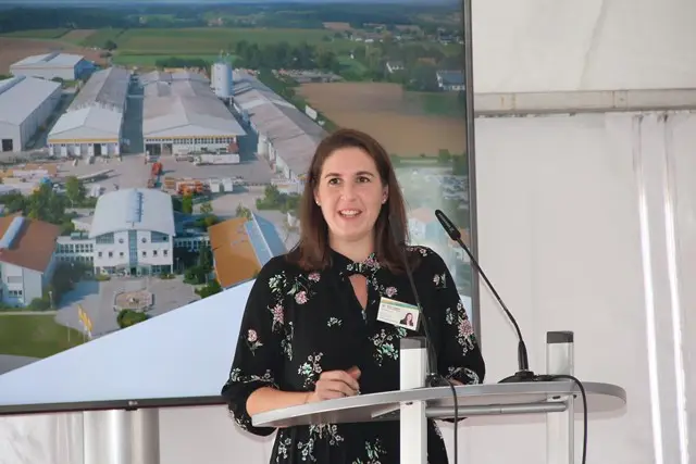 Daniela Ristock, stellvertretende Geschäftsführung von Burchardt Immobilien, hält eine Rede auf dem Baufest in Bötzow.