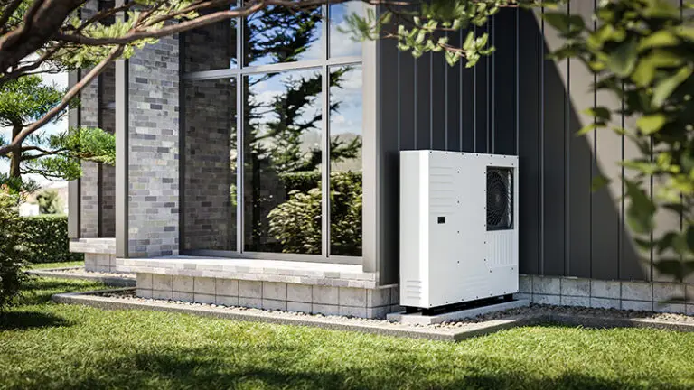 Wärmepumpe an der Hauswand eines modernen Einfamilienhauses.