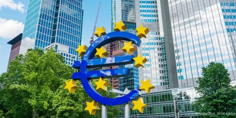 Featurebild für Europa: Euro-Symbol mit Sternen und EU-Gebäuden,