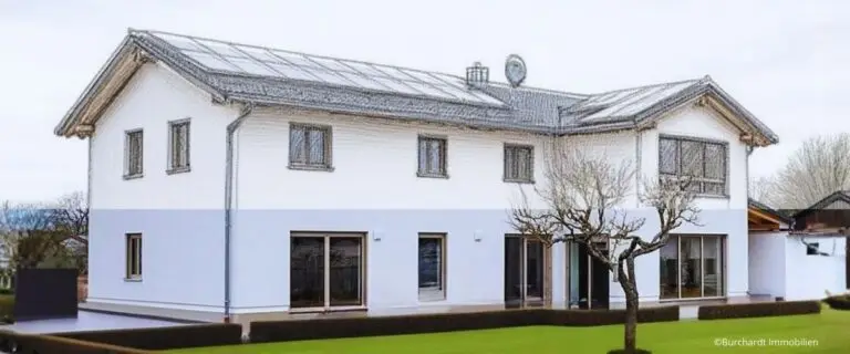 Horizontale Teilung: Der obere Teil eines Zweifamilienhauses ist mit Bleistift skizziert, wodurch die Teilung simuliert wird. Dadurch entstehen zwei getrennte Wohnungen.