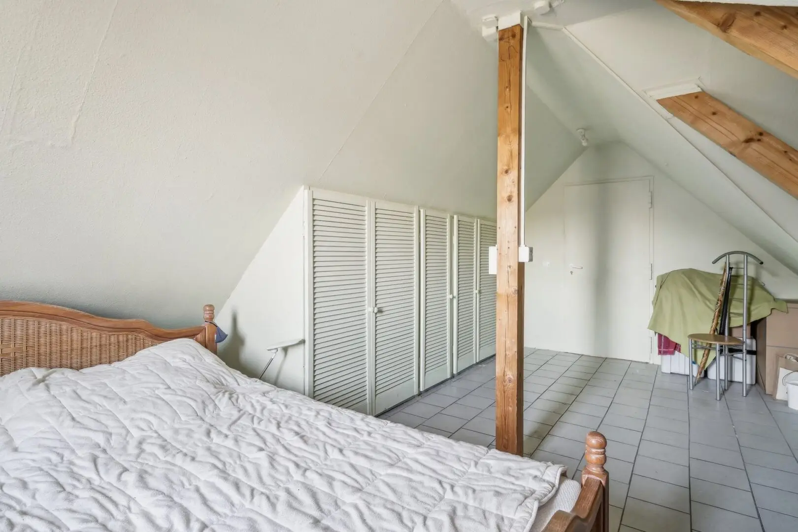 Seitenflügel: DG Zimmer 1