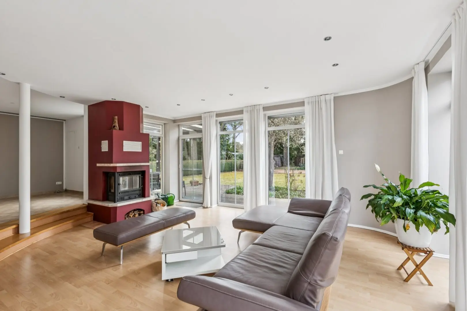 EG: Wohnzimmer mit Kamin