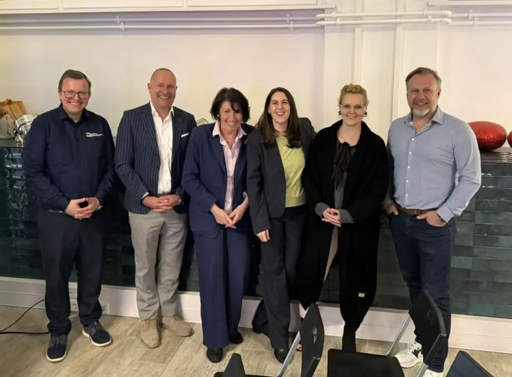 Frank Kühn, Andreas Etzel, Regina Burchardt, Daniela Ristock, Ina Dallmann-Glagowsky und Andreas Muntinga (v. l.) beim ExpertenTalk „Sanierung, Heizung, An- und Umbau“ by Burchardt Immobilien am 23. April 2026.