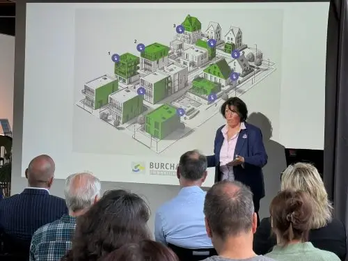 Regina Burchardt nahm die Teilnehmer des ExpertenTalks „Sanierung, Heizung, An- und Umbau“ by Burchardt Immobilien am 23. April 2026 mit auf einen Parforceritt durch den Dschungel der Baugesetzgebung.