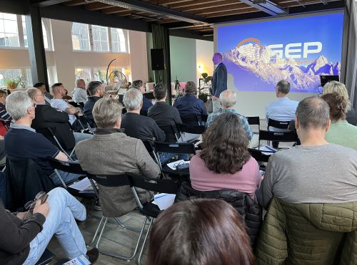 Andreas Etzel von GEP erläuterte beim ExpertenTalk „Sanierung, Heizung, An- und Umbau“ by Burchardt Immobilien am 23. April 2026, worauf es bei Wärmepumpen ankommt.