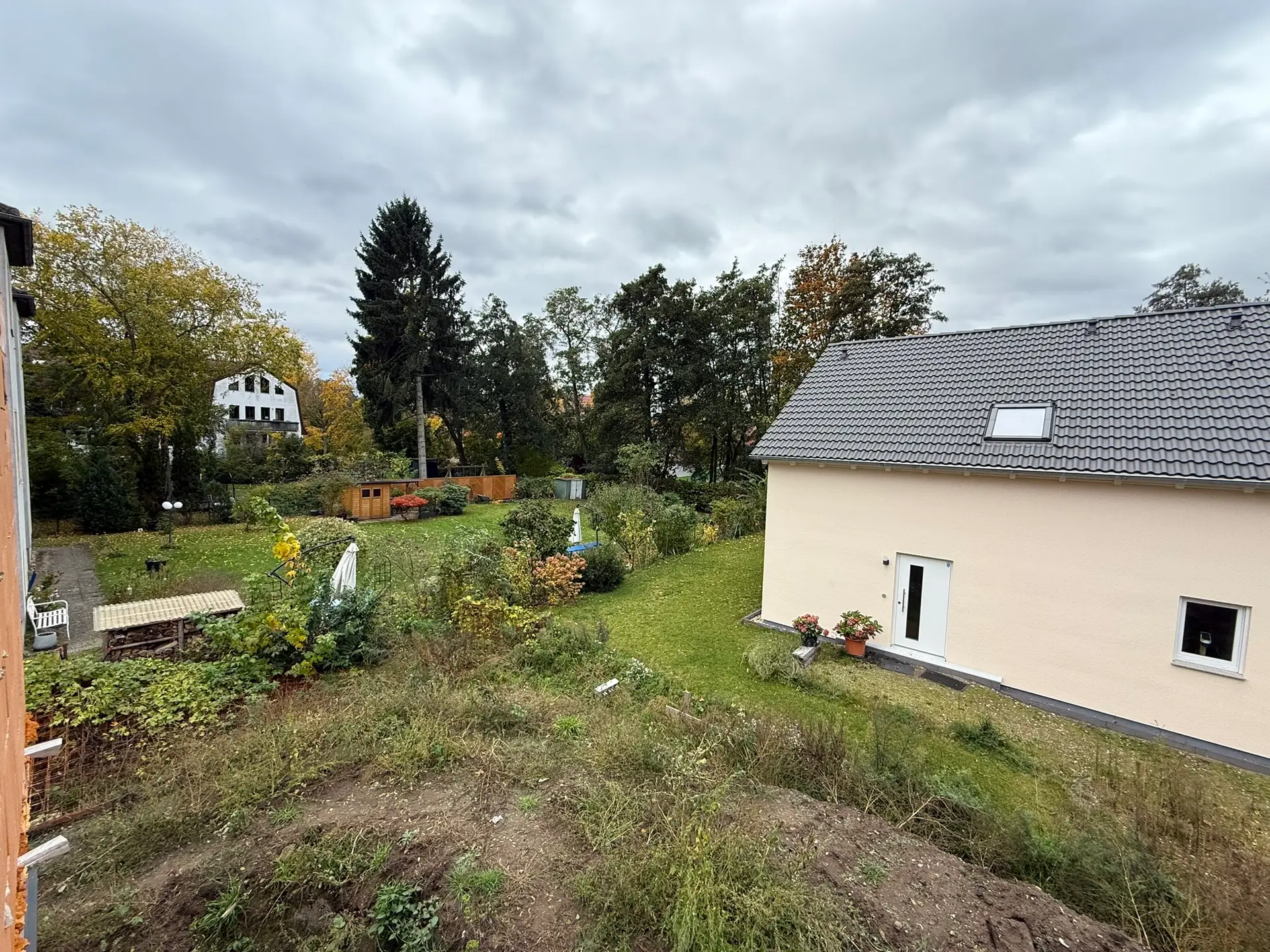 Blick in den Garten und die umliegenden grundstücke