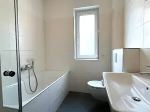 Bad mit Dusche und Wanne