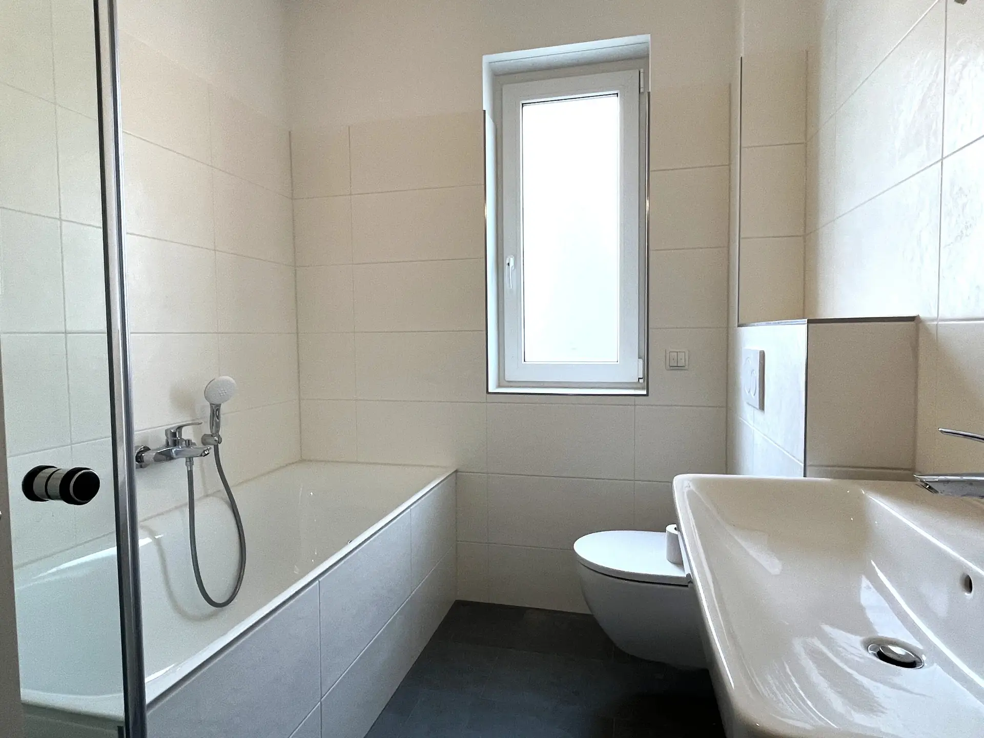 Bad mit Dusche und Wanne