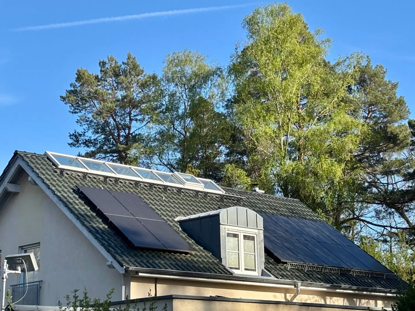 Detailaufnahme Gaube und Photovoltaik