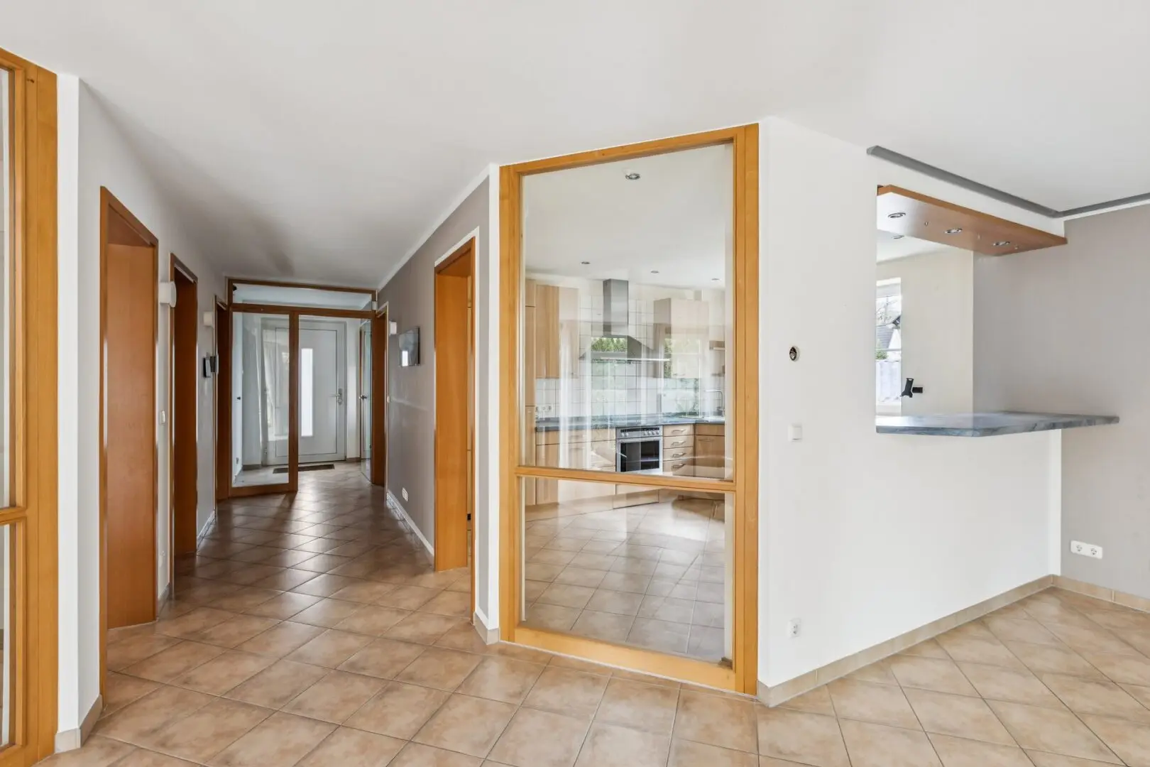 EG: Blick in den Flur zum Hauseingang