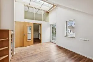 DG: Schlafzimmer mit Blick zur Ankleide