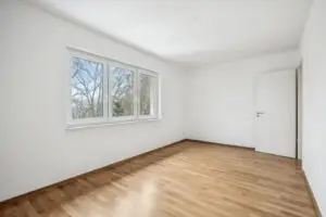 Zimmer 3 - Blick zur Tür