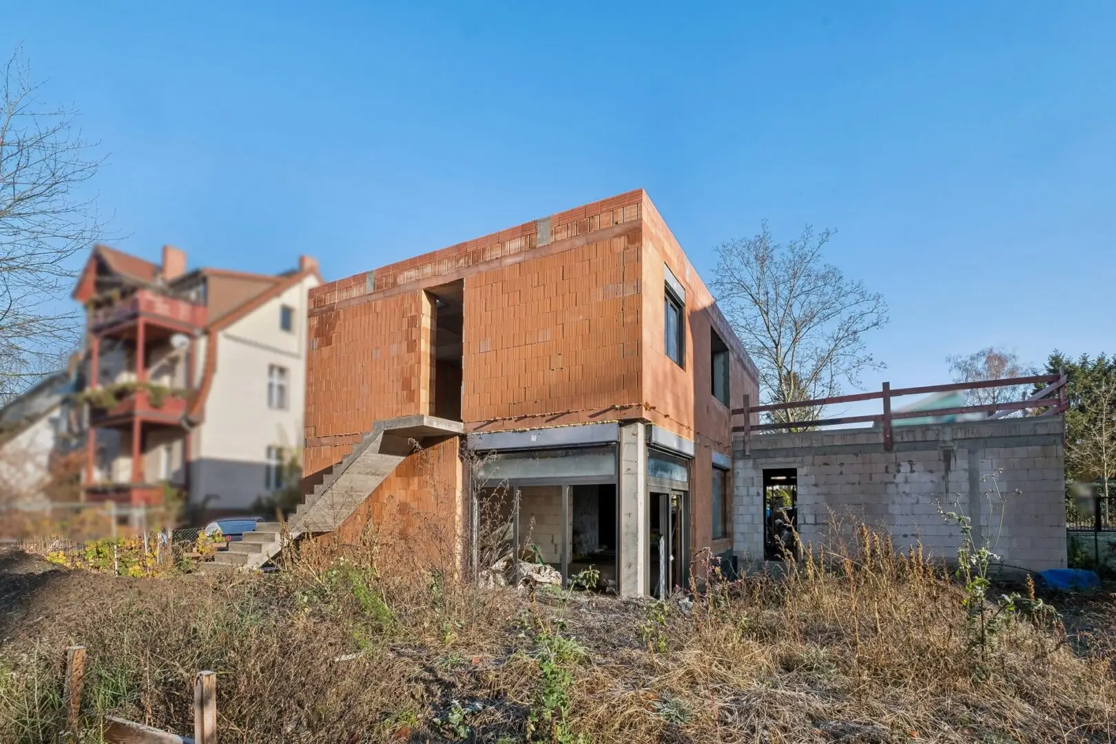 Außenansicht mit Garagenanbau