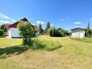 Außenansicht mit großem Garten