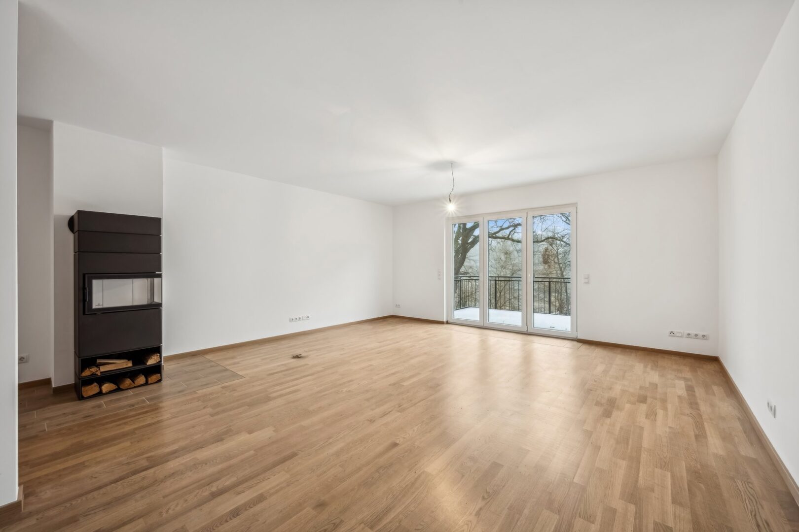 Wohnbereich mit Kamin und Balkon
