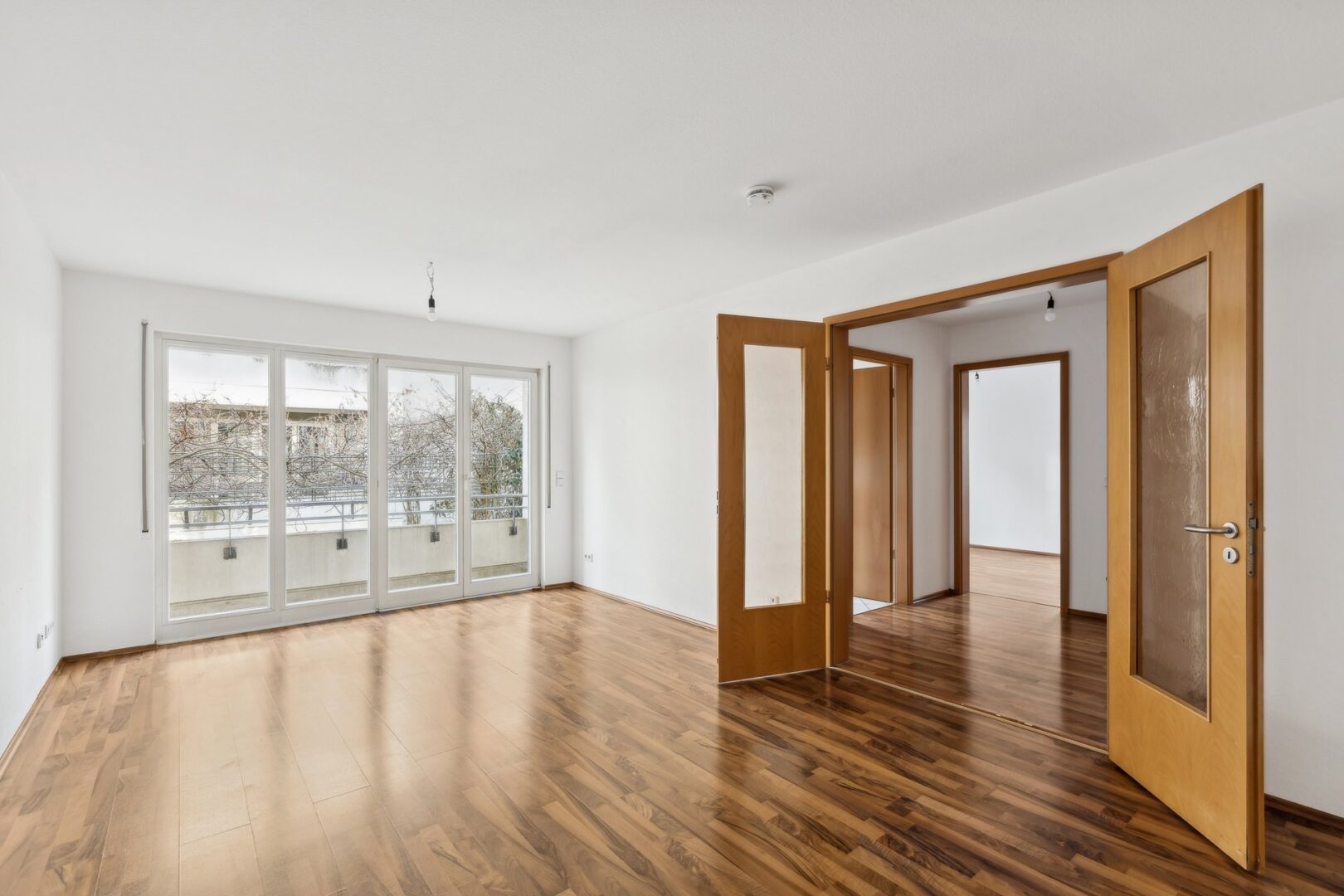 Wohnzimmer mit Blick zu Balkon und Diele
