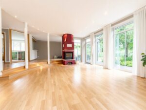 Wohnzimmer mit Kamin