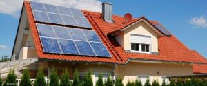 Eigenheim-Dach mit Photovoltaik