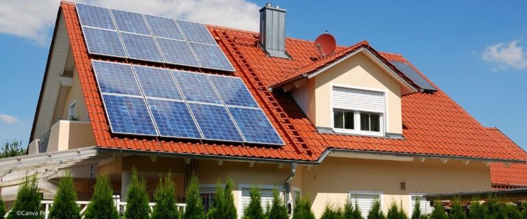 Eigenheim-Dach mit Photovoltaik