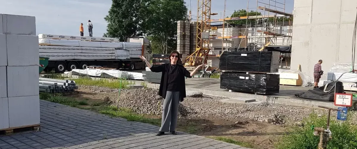 Regina Burchardt auf der Baustelle in Bötzow