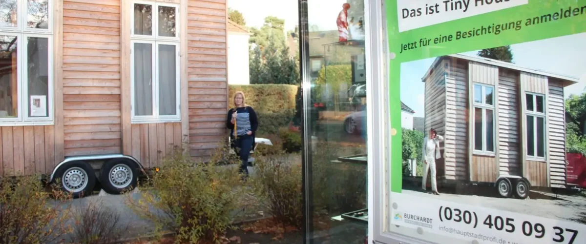 Hier steht das Tiny House: bei Burchardt Immobilien im Hermsdorfer Damm 80