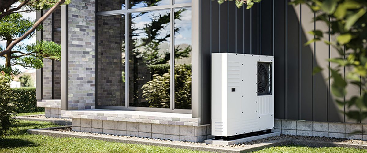Wärmepumpe an der Hauswand eines modernen Einfamilienhauses.