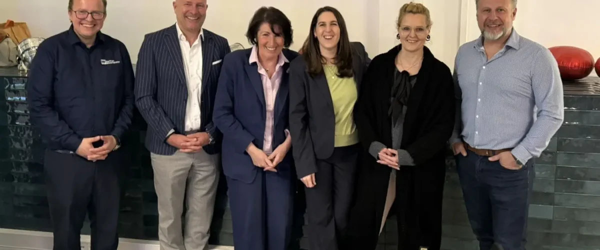 Frank Kühn, Andreas Etzel, Regina Burchardt, Daniela Ristock, Ina Dallmann-Glagowsky und Andreas Muntinga (v. l.) beim ExpertenTalk „Sanierung, Heizung, An- und Umbau“ by Burchardt Immobilien am 23. April 2026.