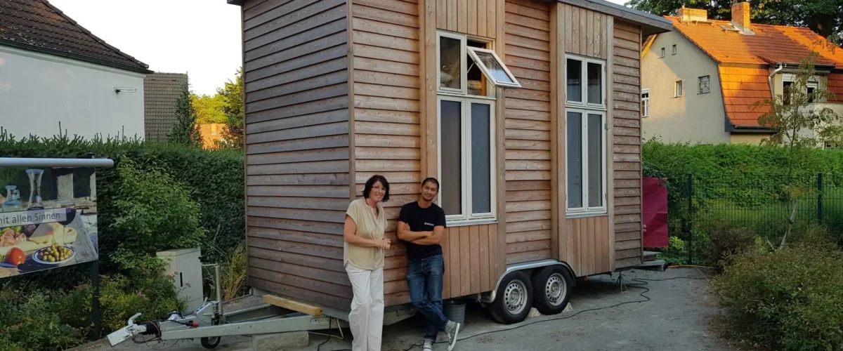 Architekt Van Bo Le-Mentzel & Regina Burchardt vor dem Tiny House